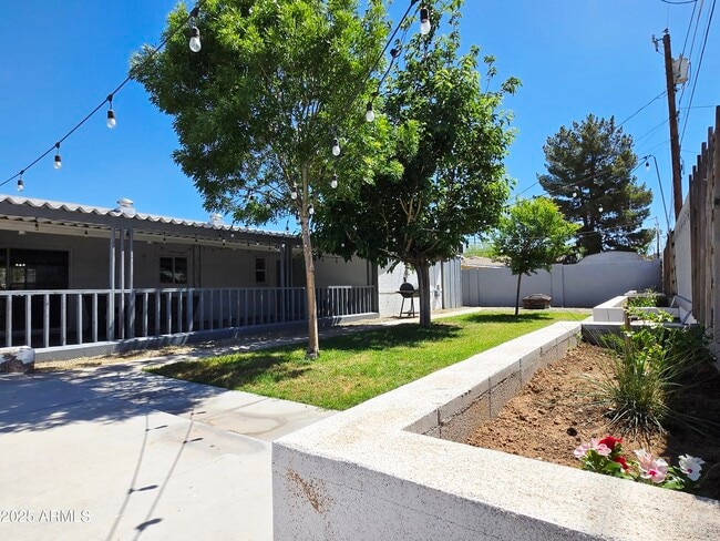 Building Photo - 3039 W Bloomfield Rd