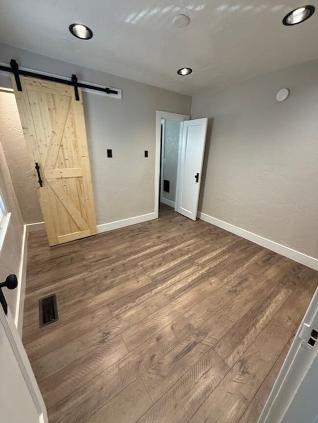 Building Photo - Cute remodel right downtown! Super cute.