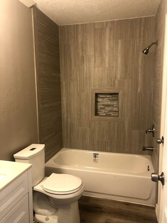 Building Photo - Room For Rent
