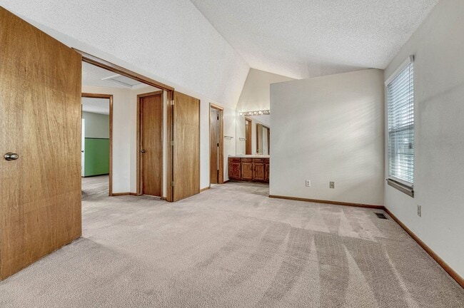 Building Photo - Move-In Ready Townhome with Garage & Great Amenities!