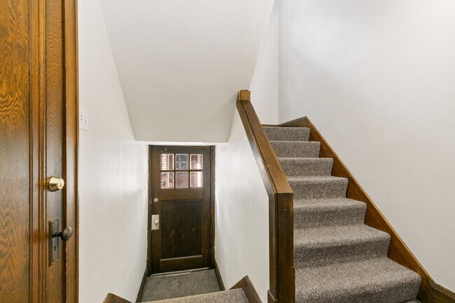 Building Photo - 124 S Chicago Ave