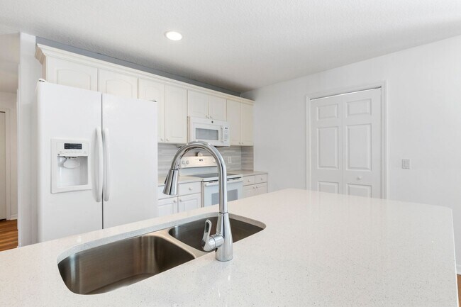 Building Photo - Charming Renovated 4BR/3BA Single Family Home