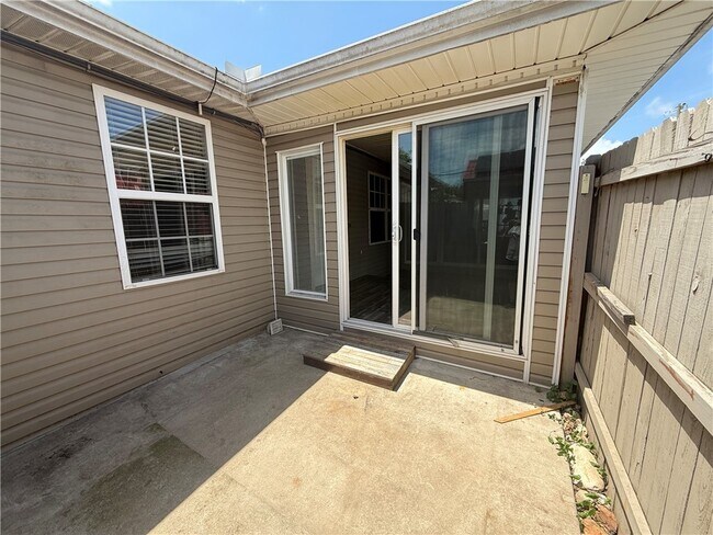 Building Photo - 318 E Pickens Rd