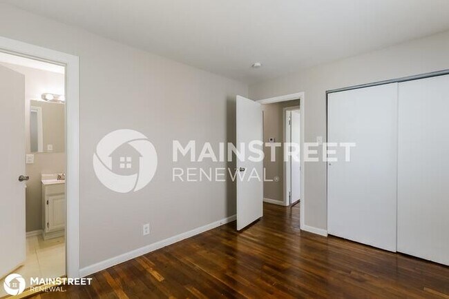 Building Photo - 922 N Harbison Ave