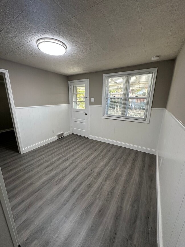 Building Photo - Beautifully Renovated 3-Bedroom Split-Leve...
