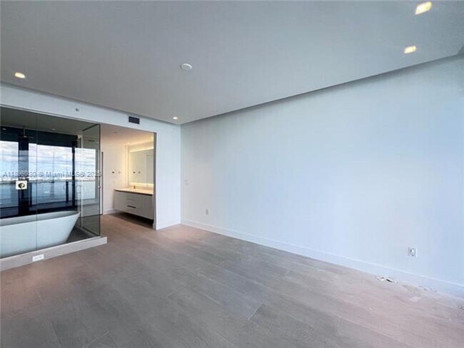 Building Photo - 700 NE 24th St