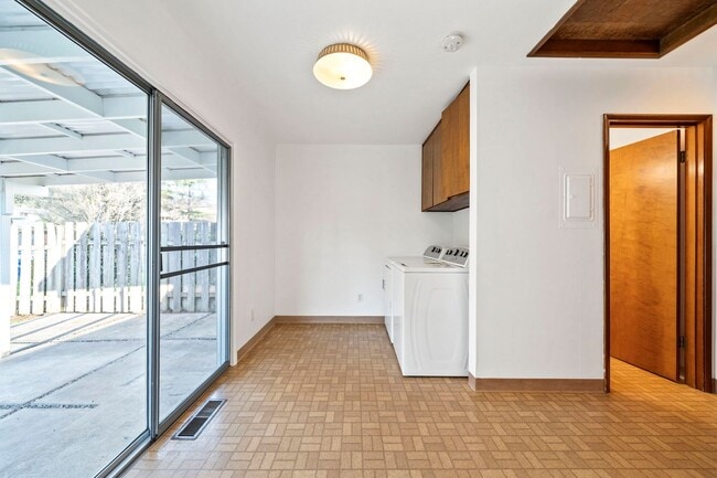 Building Photo - 330 E Jersey St