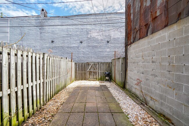 Building Photo - 1647 S Hanover St