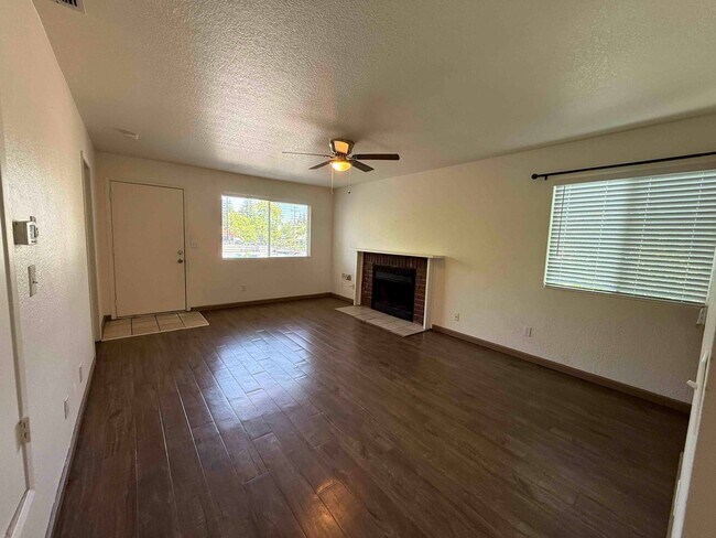 Building Photo - 2 Bed 2 Full Bath Condo