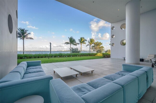 Building Photo - 700 NE 26th Terrace