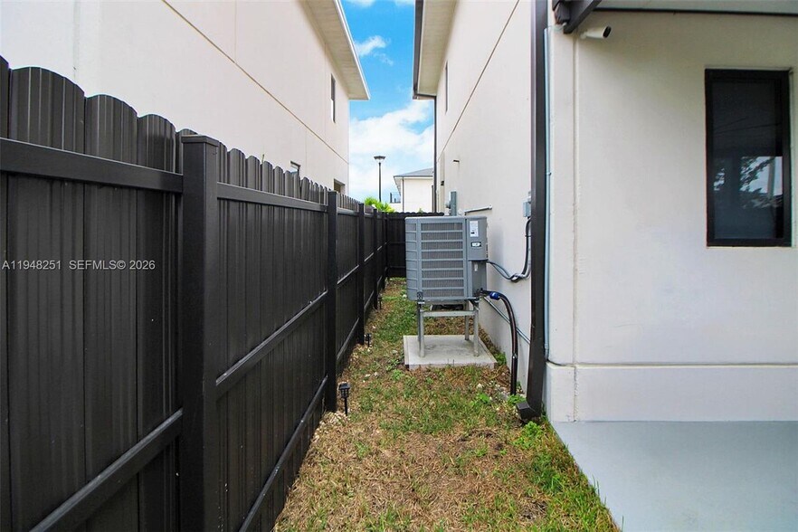 Building Photo - 320 NW 13th Ct