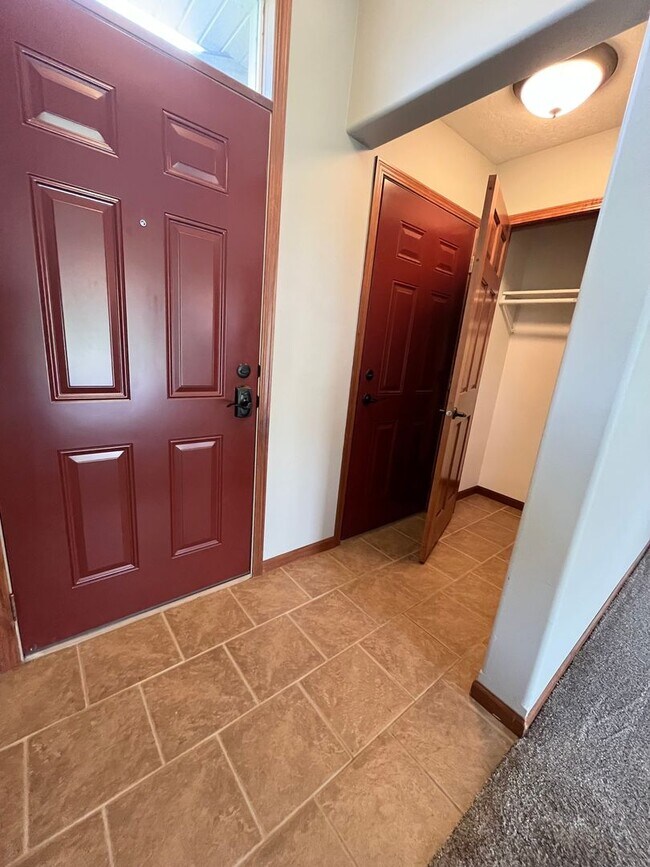 Building Photo - Ground Floor 2 Bed Condo with Attached Garage!