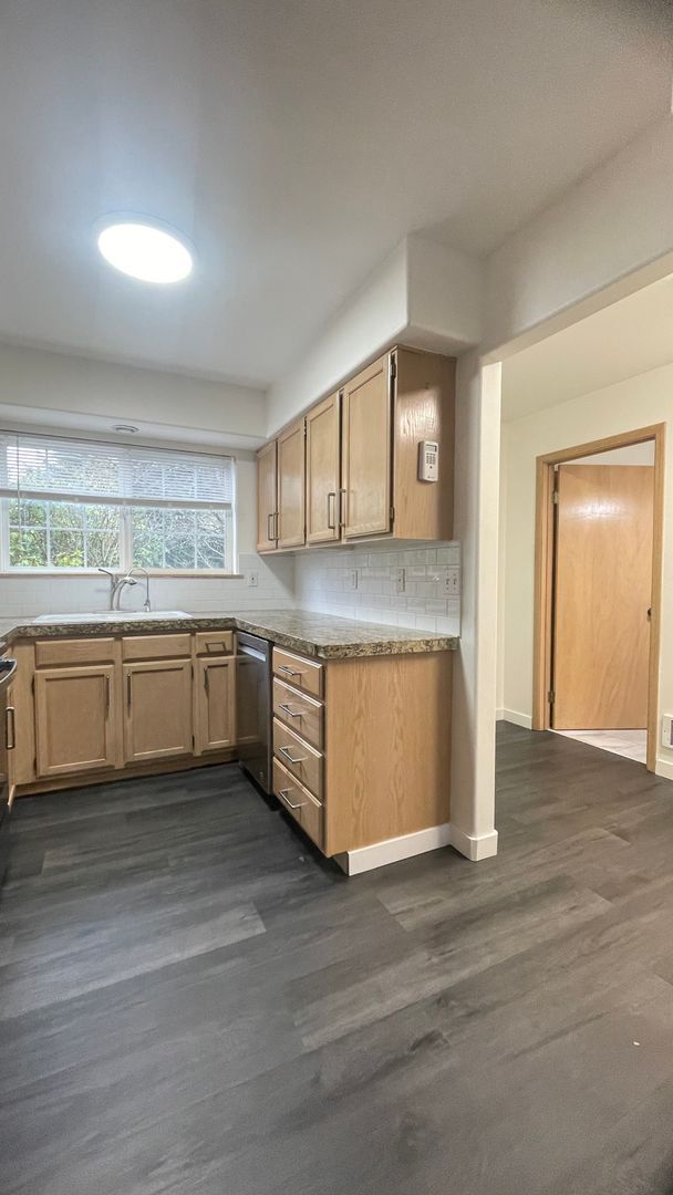 Building Photo - 3 bed 1.5 bath townhome in the prime locat...