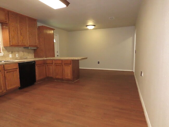 Building Photo - Country Living-City Close! 3 Bedroom, 2 Ba...