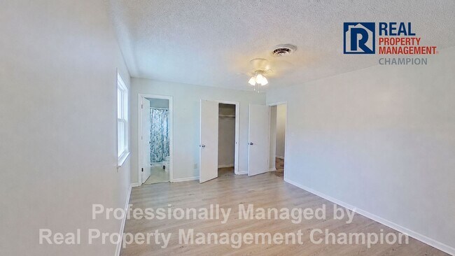 Building Photo - 4 BD/2 BA Home on Large Corner Lot with Fenced Back Yard