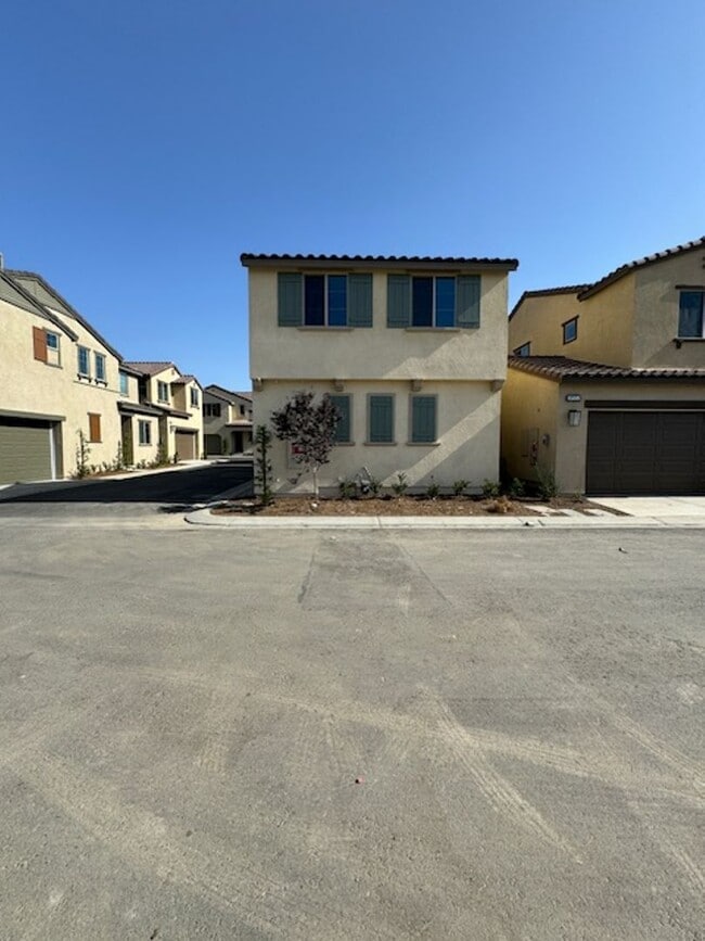 Building Photo - Beautiful Home