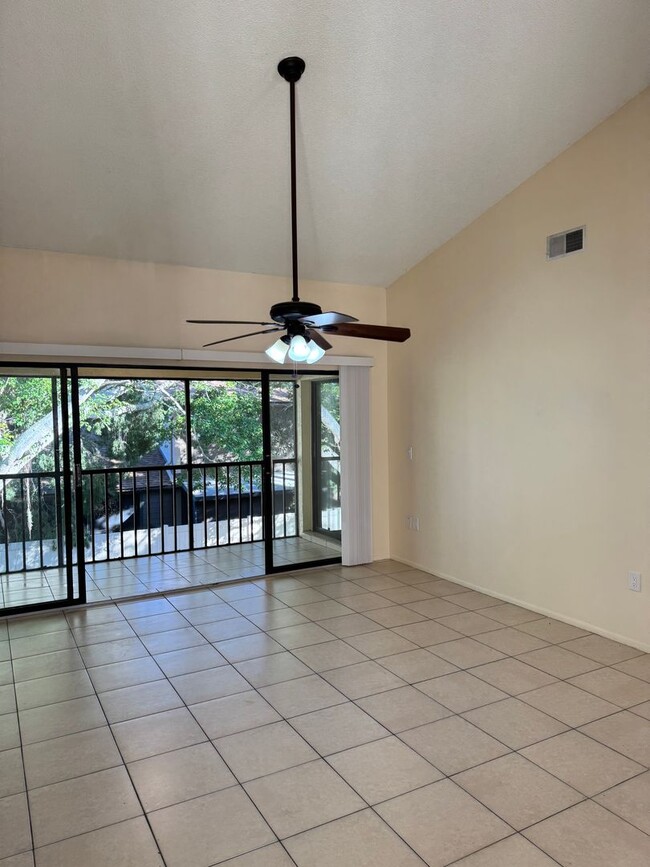 Building Photo - Spacious 2 bedroom/ 2 bathroom condo in Sarasota