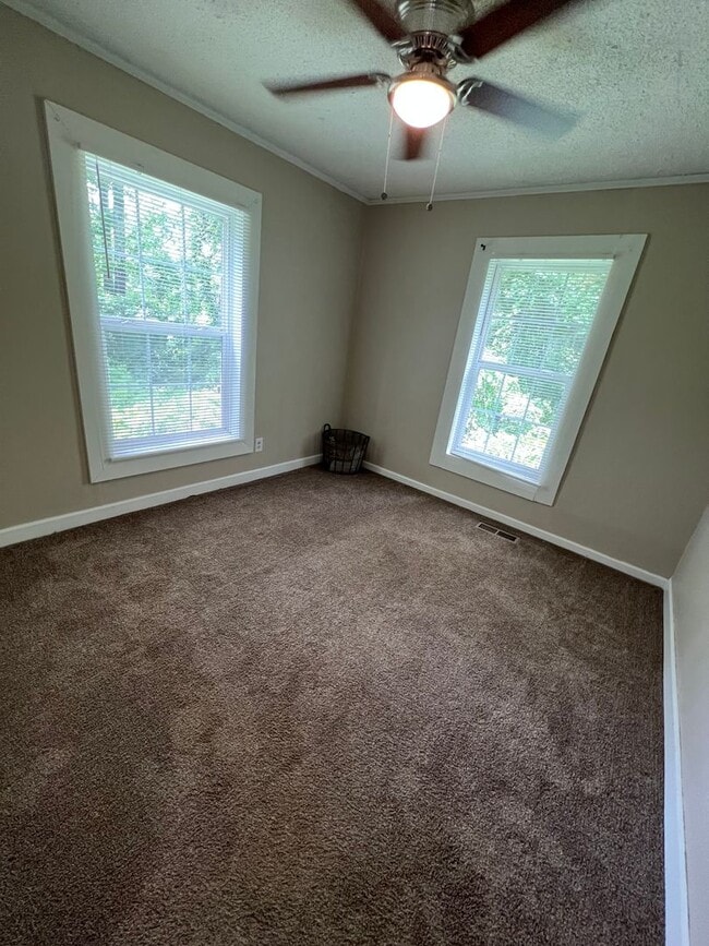 Building Photo - 3 Bed House! DEPOSIT-FREE Renting option thru OBLIGO! Deposit Alternative available.