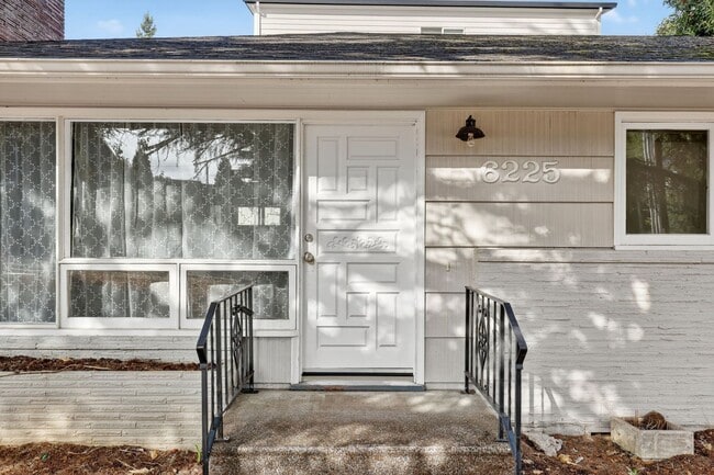 Building Photo - 4 bedroom: Single Level SE Portland Home