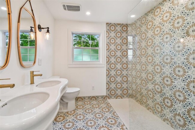 Building Photo - 145 24th Ave SE