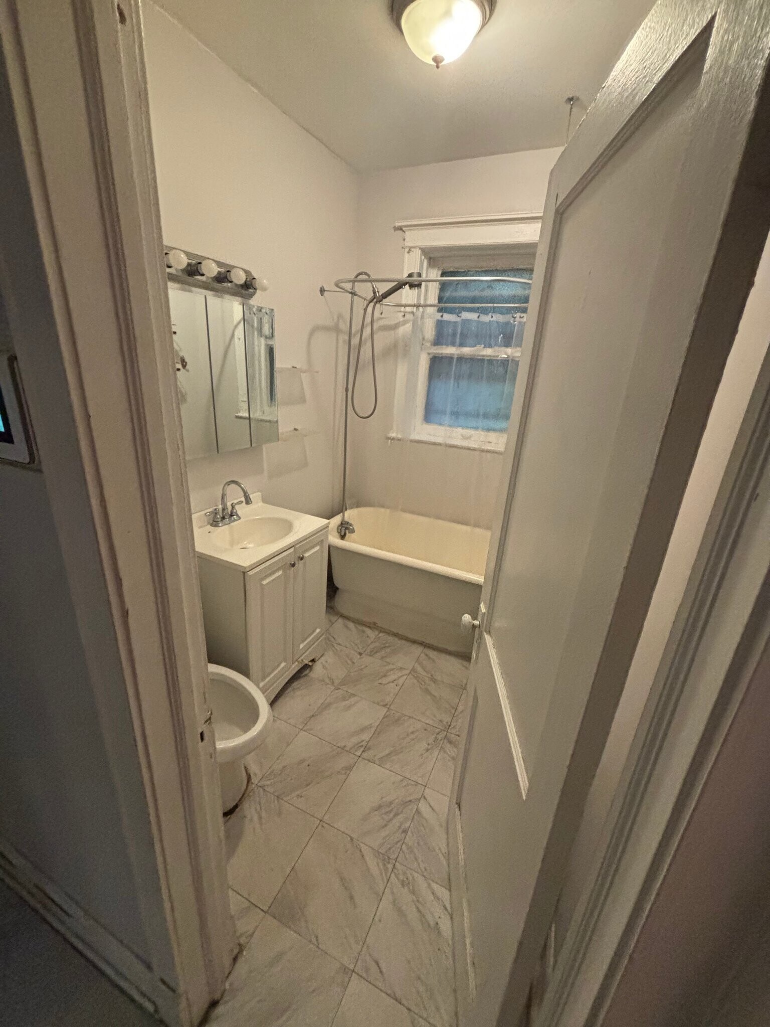 Building Photo - 708 W 61st Pl