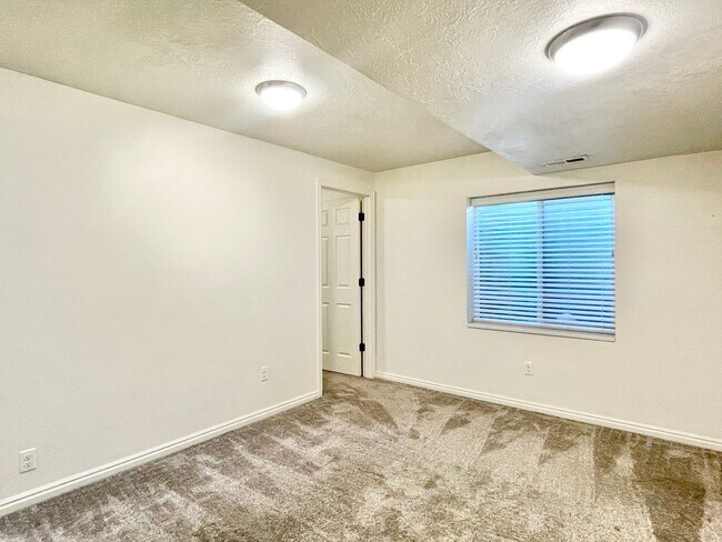 Building Photo - Lovely Sandy Home in Well Kept Neighborhood!