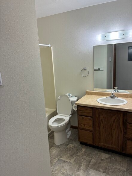 Building Photo - 2318 Meadow Ln