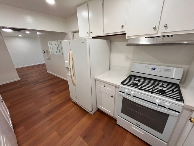 Building Photo - R472
