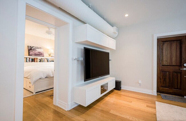 Building Photo - 616 D St SE