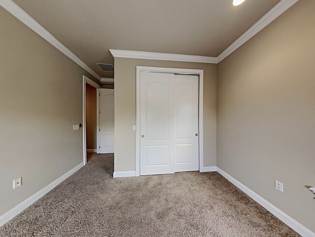 Building Photo - 736 Ellwood Ave