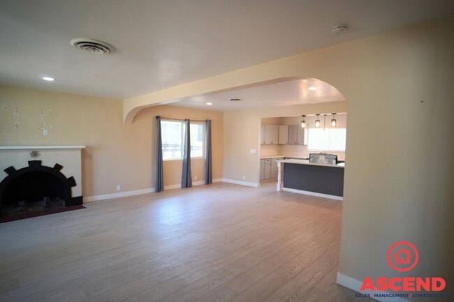 Building Photo - 423 Flower St