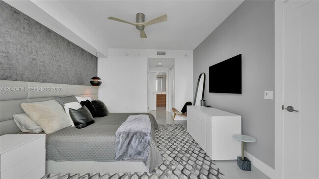 Building Photo - 100 E Las Olas Blvd