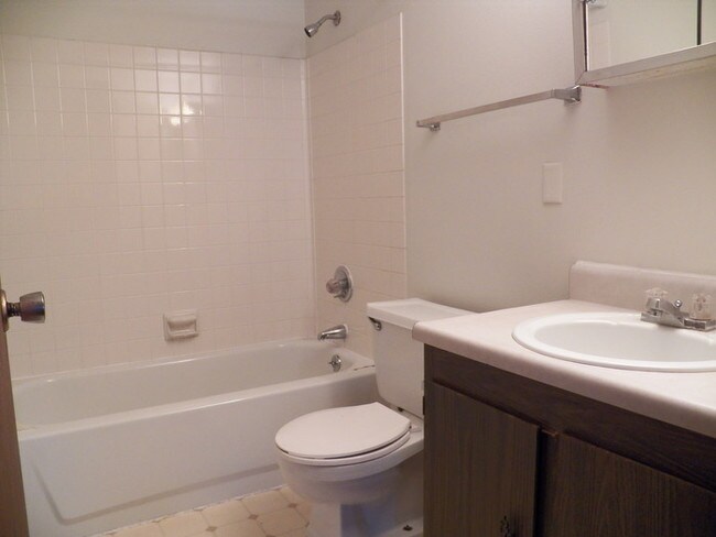 Building Photo - Large 2 bedroom!  Move In Special!!
