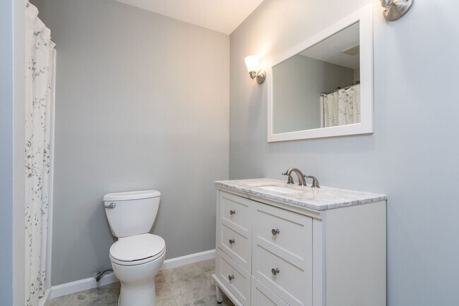 Building Photo - 7 Belaire Way