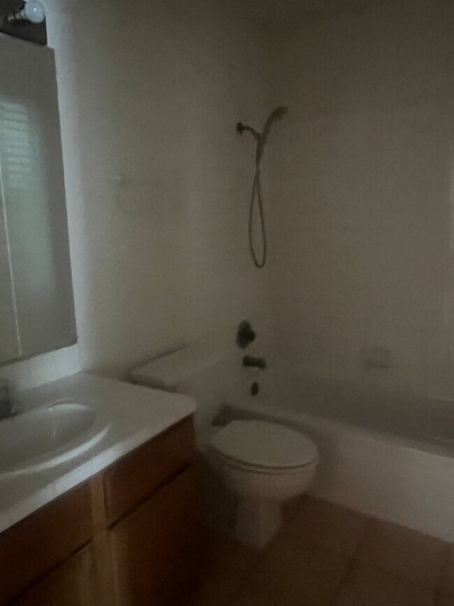 Building Photo - Very Nice Downstairs Unit