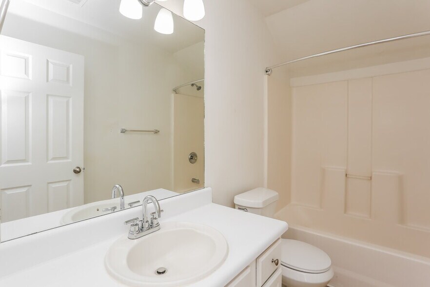 Building Photo - 4040 Brookfield Way