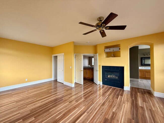 Building Photo - Large Hollister Home