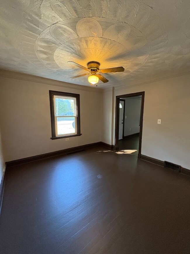 Building Photo - Three bedroom two bathroom home for rent