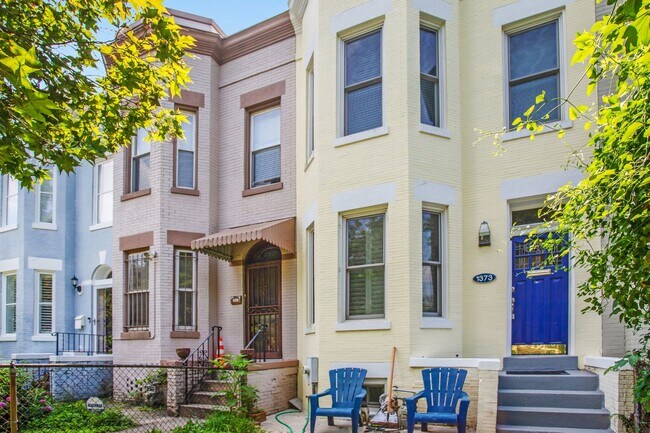 Building Photo - Charming Capitol Hill House| Don't miss the 3D-TOUR!