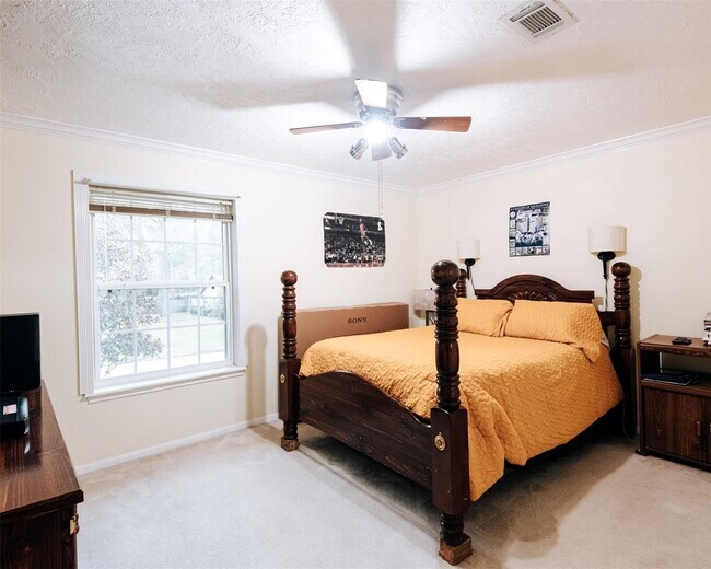 Building Photo - 1111 Doral Ln
