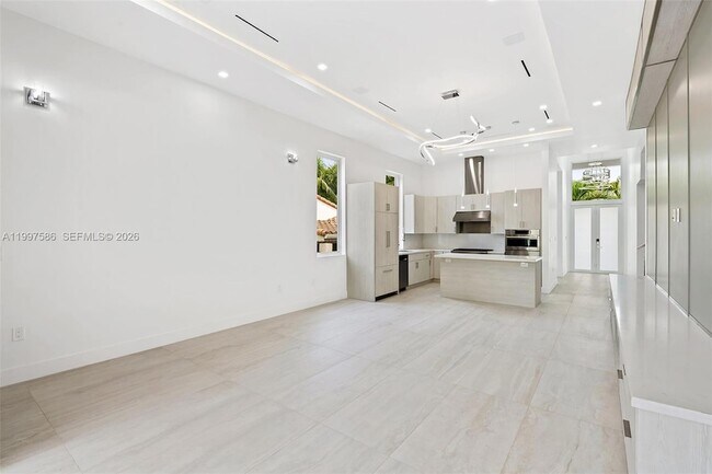 Building Photo - 1615 NE 3rd Ct