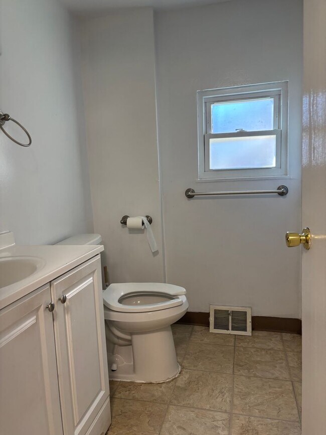 Building Photo - Mt Washington 2 Bedroom Duplex