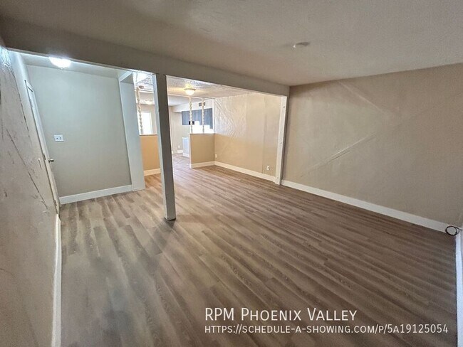 Building Photo - 8443 W Glenrosa Ave