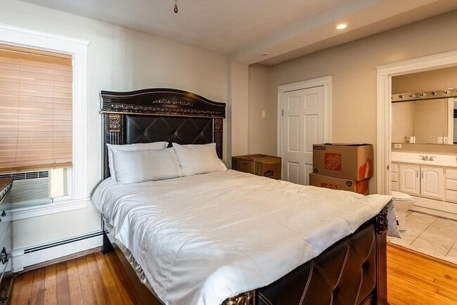 Building Photo - 24 Chaplin St