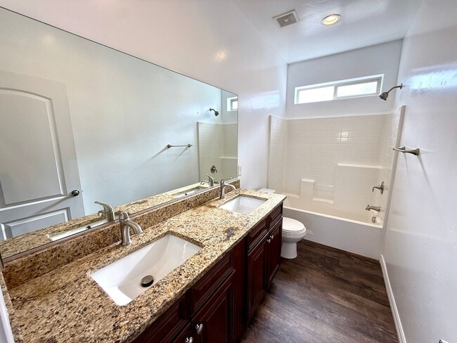 Building Photo - Great 3 Bedroom, 2 Bathroom Home Centrally Located- Available Now!