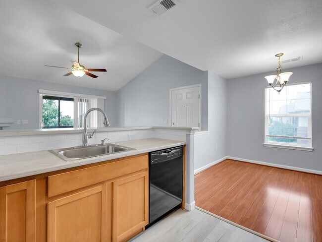Building Photo - $1,750.00, Gorgeous 2-bed, 2-bath condo located in Aurora.