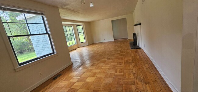 Building Photo - Amazing House with Large Lot in Franklin V...