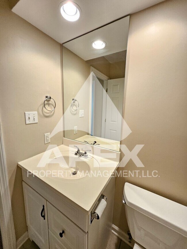 Building Photo - Spacious 3 Bd 2.5 Ba Condo w/Carport in heart of West Knox!