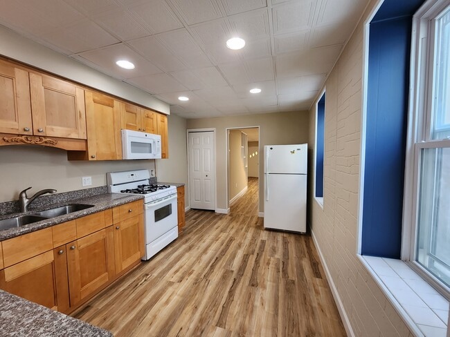 Kitchen - 558 Broad St