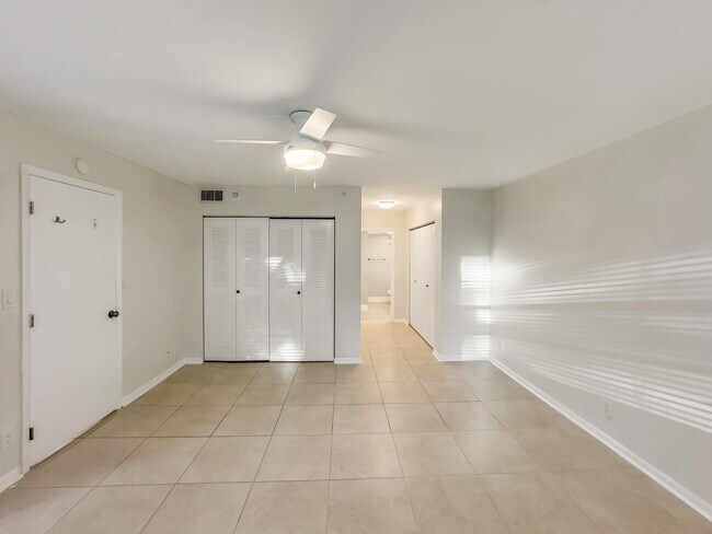 Building Photo - 2112 S Cypress Bend Dr